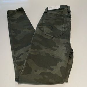 NWT 00 AE Ne(x)t Level Stretch Curvy Super Hi-Rise Jegging - Camo 24W